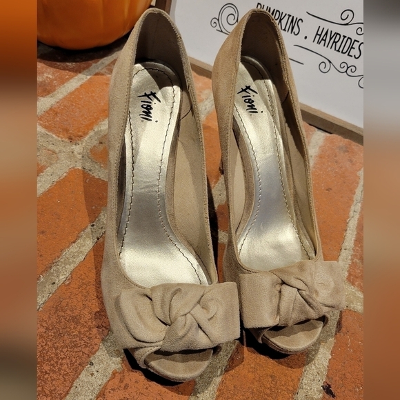 Fioni Tan Suede Peep Toe 4in Heel with Knotted Bow Accent Size 9 1/2 - Picture 3 of 8